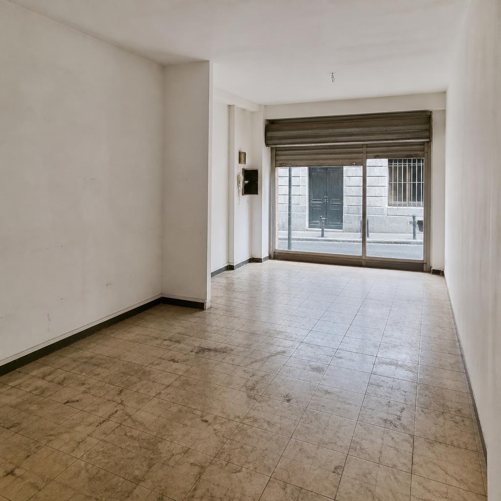El local comercial vacío antes de la transformación, con su escaparate a la calle